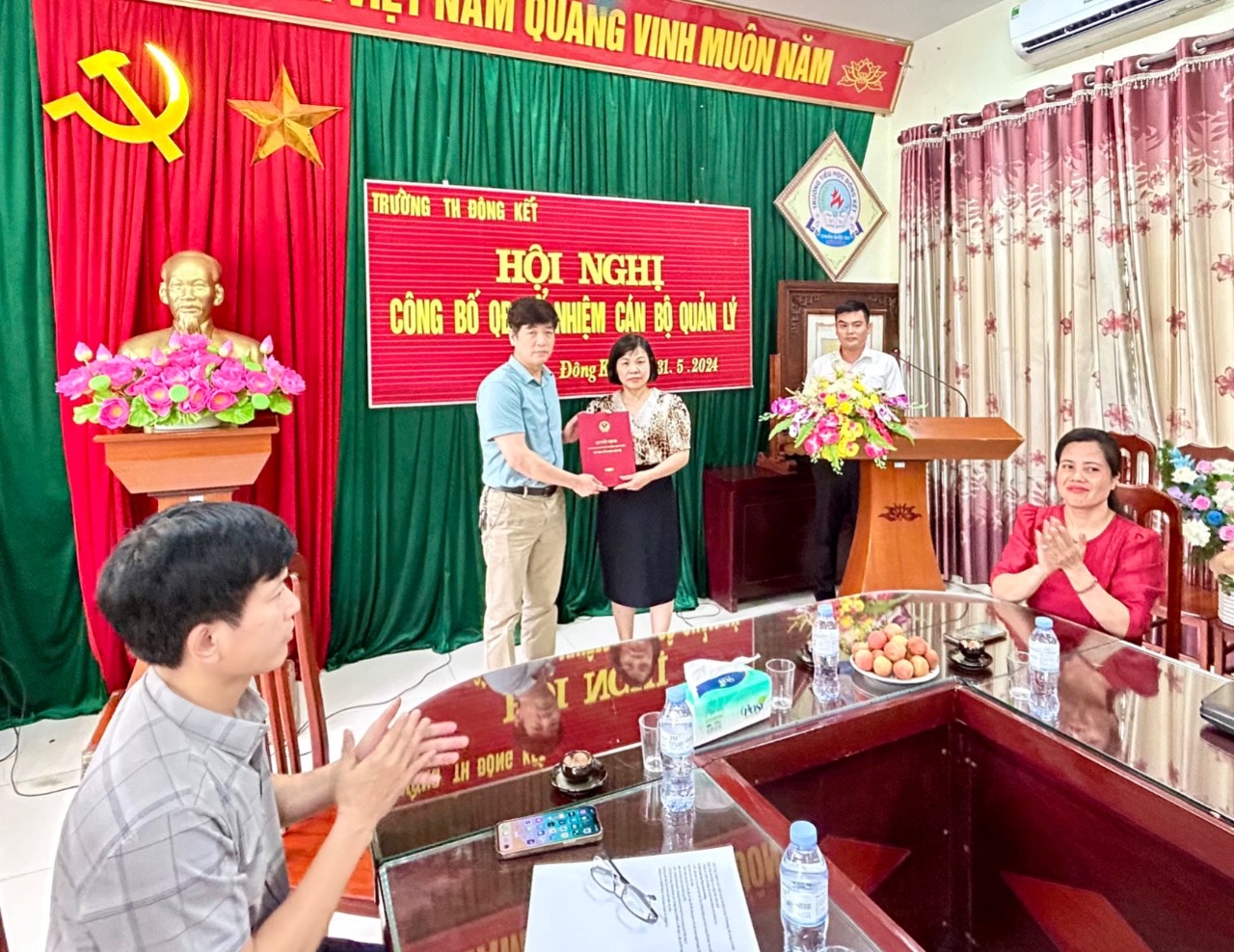 <a href='https://truongtieuhockhoaichau2.hungyen.edu.vn/tin-tuc/bo-nhiem-hieu-truong-truong-tieu-hoc-dong-ket.html'>Bổ nhiệm Hiệu trưởng Trường Tiểu học Đông Kết</a>