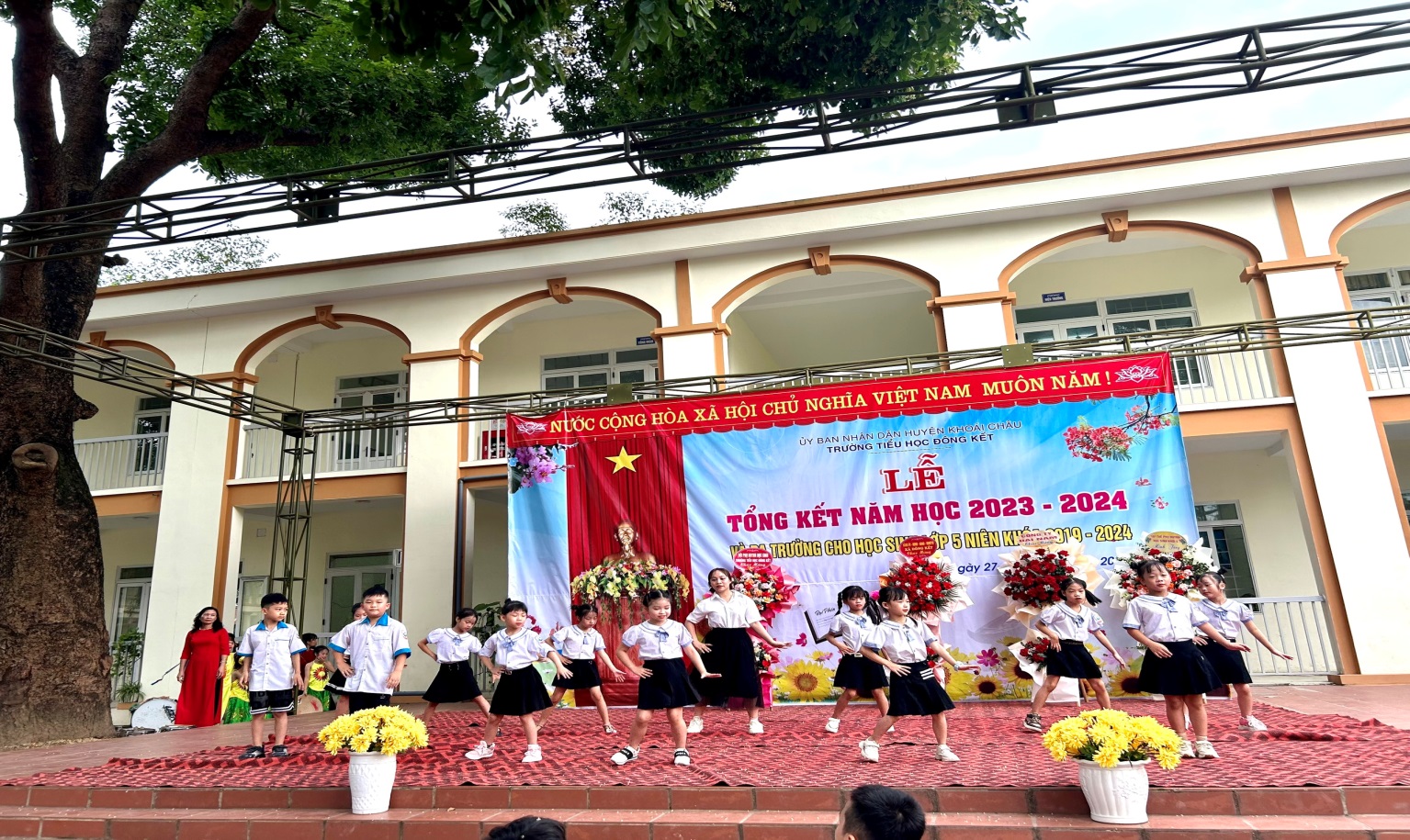 <a href='https://truongtieuhockhoaichau2.hungyen.edu.vn/tin-tuc/tong-ket-nam-hoc-2023-2024-tai-truong-tieu-hoc-dong-ket.html'>TỔNG KẾT NĂM HỌC 2023-2024 TẠI TRƯỜNG TIỂU HỌC ĐÔNG KẾT</a>