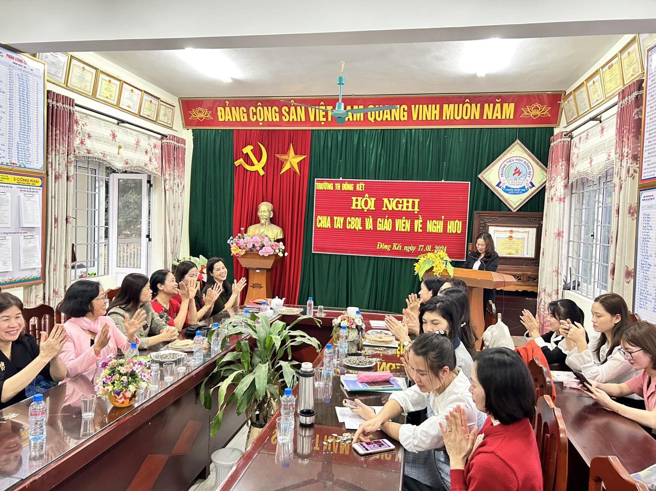 HỘI NGHỊ CHIA TAY CBQL VÀ GIÁO VIÊN VỀ NGHỈ HƯU