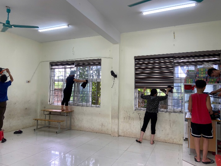 THẦY CÔ VÀ PHỤ HUYNH TRƯỜNG TH ĐÔNG KẾT CHUNG TAY LAO ĐỘNG – CHUẨN BỊ CHO NĂM HỌC MỚI 2025 – 2026