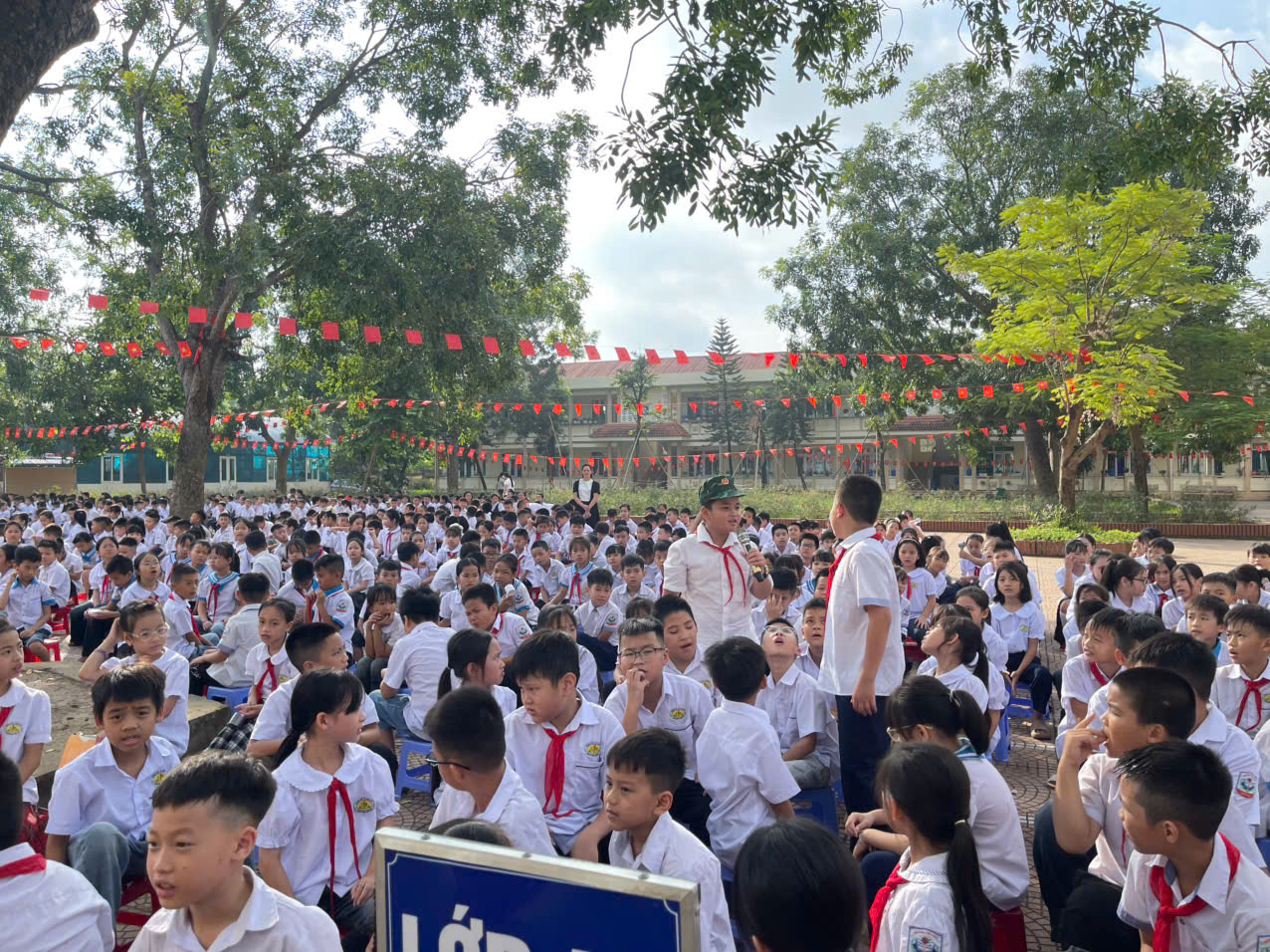 <a href='https://truongtieuhockhoaichau2.hungyen.edu.vn/tin-tuc/hoat-dong-ngoai-khoa-chu-de-truyen-thong-nha-truong.html'>HOẠT ĐỘNG NGOẠI KHÓA CHỦ ĐỀ "TRUYỀN THỐNG NHÀ TRƯỜNG"</a>