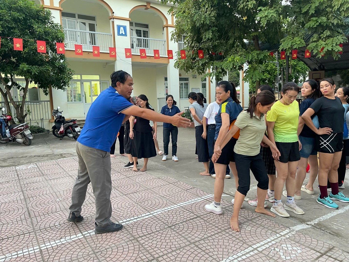 <a href='https://truongtieuhockhoaichau2.hungyen.edu.vn/tin-tuc/ky-niem-95-nam-ngay-thanh-lap-hoi-lien-hiep-phu-nu-viet-nam.html'>KỶ NIỆM 95 NĂM NGÀY THÀNH LẬP HỘI LIÊN HIỆP PHỤ NỮ VIỆT NAM</a>