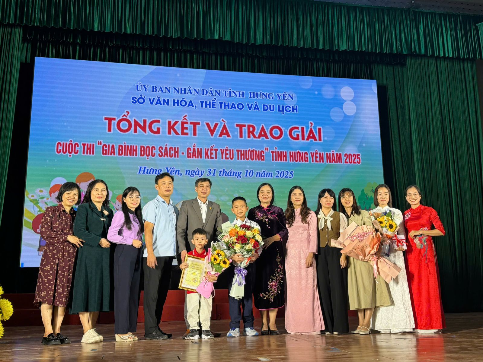 <a href='https://truongtieuhockhoaichau2.hungyen.edu.vn/tin-tuc/truong-tieu-hoc-dong-ket-tu-hao-gia-dinh-em-do-trong-anh-minh-doat-giai-ba-cuoc-thi-gia-dinh-doc-sach-gan-ket-yeu-thuong.html'>TRƯỜNG TIỂU HỌC ĐÔNG KẾT TỰ HÀO: GIA ĐÌNH EM ĐỖ TRỌNG ANH MINH ĐOẠT GIẢI BA CUỘC THI “GIA ĐÌNH ĐỌC SÁCH - GẮN KẾT YÊU THƯƠNG”</a>