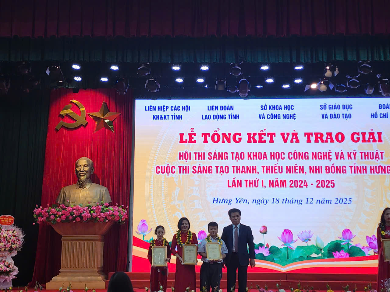<a href='https://truongtieuhockhoaichau2.hungyen.edu.vn/tin-tuc/truong-tieu-hoc-dong-ket-tu-hao-voi-giai-ba-tai-hoi-thi-sang-tao-khoa-hoc-tinh-hung-yen-lan-i.html'>TRƯỜNG TIỂU HỌC ĐÔNG KẾT TỰ HÀO VỚI GIẢI BA TẠI HỘI THI SÁNG TẠO KHOA HỌC TỈNH HƯNG YÊN LẦN I</a>