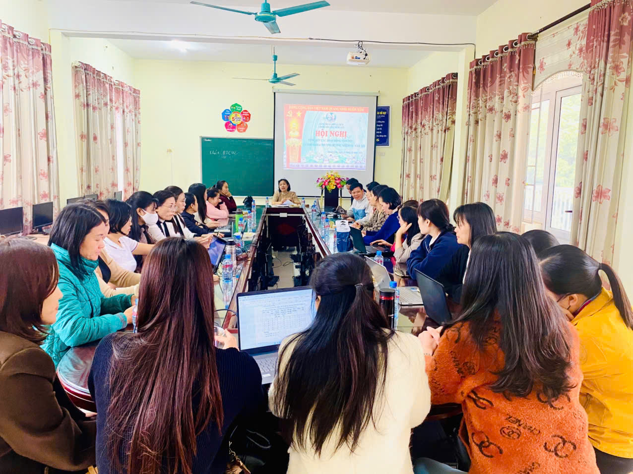 <a href='https://truongtieuhockhoaichau2.hungyen.edu.vn/tin-tuc/hoi-nghi-tong-ket-cac-hoat-dong-nam-2025-va-trien-khai-phuong-huong-nhiem-vu-nam-2026.html'>HỘI NGHỊ TỔNG KẾT CÁC HOẠT ĐỘNG NĂM 2025 VÀ TRIỂN KHAI PHƯƠNG HƯỚNG NHIỆM VỤ NĂM 2026</a>