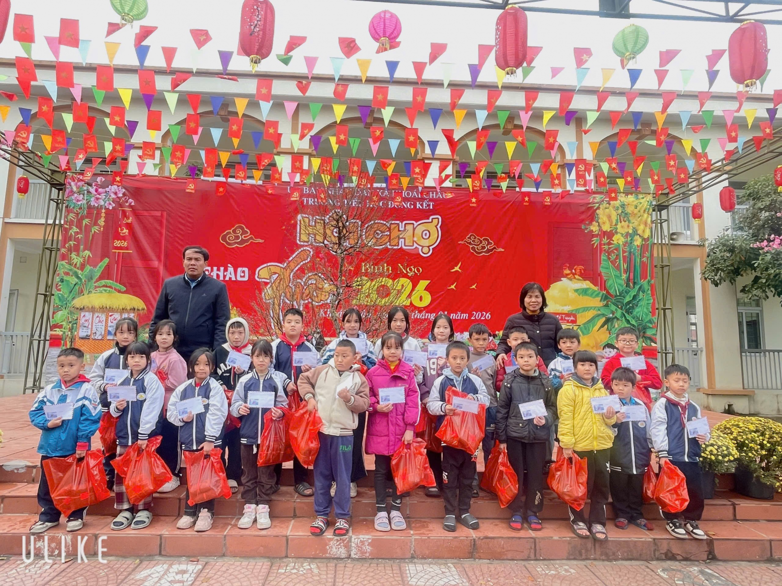 <a href='https://truongtieuhockhoaichau2.hungyen.edu.vn/tin-tuc/trao-qua-tet-cho-hoc-sinh-co-hoan-canh-kho-khan.html'>TRAO QUÀ TẾT CHO HỌC SINH CÓ HOÀN CẢNH KHÓ KHĂN</a>