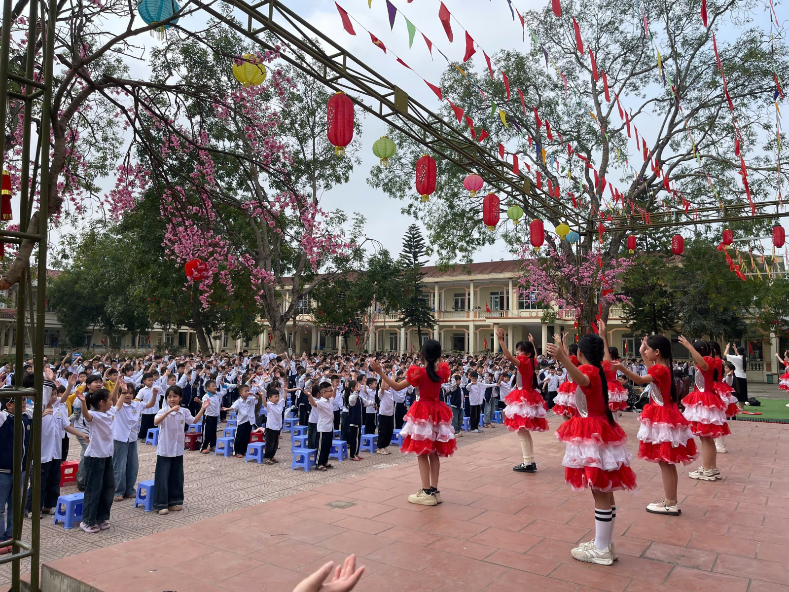 <a href='https://truongtieuhockhoaichau2.hungyen.edu.vn/tin-tuc/hoat-dong-ngoai-khoa-chao-mung-ngay-quoc-te-phu-nu-83.html'>HOẠT ĐỘNG NGOẠI KHÓA CHÀO MỪNG NGÀY QUỐC TẾ PHỤ NỮ 8/3</a>