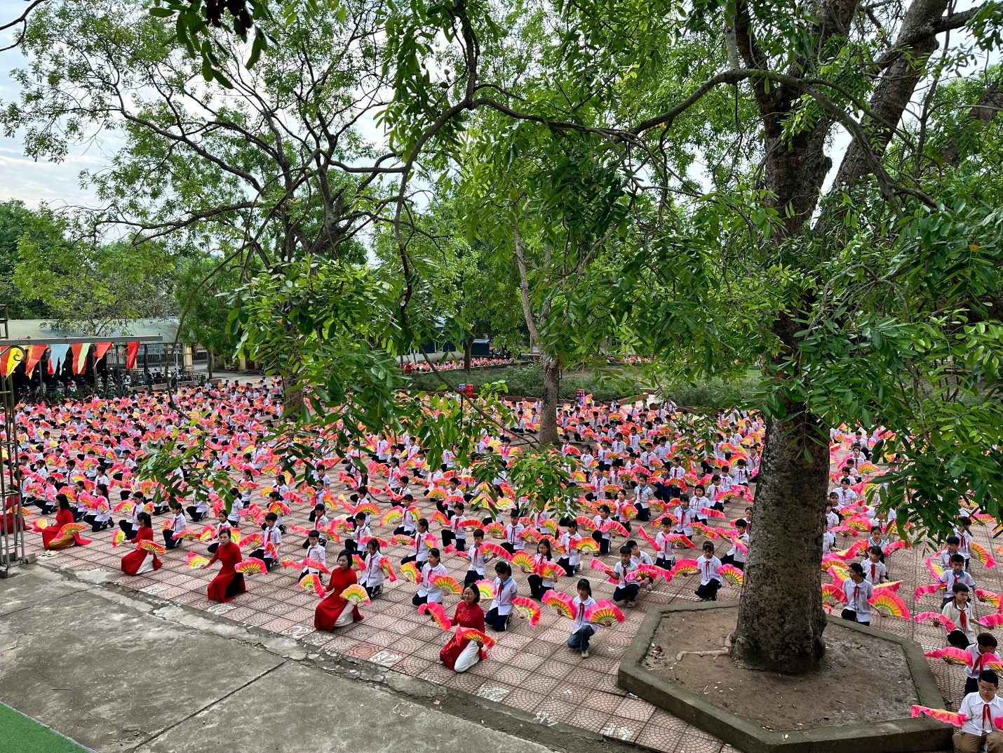 <a href='https://truongtieuhockhoaichau2.hungyen.edu.vn/tin-tuc/truong-tieu-hoc-dong-ket-to-chuc-dong-dien-mua-cheo-huong-ung-chu-de-giu-gin-truyen-thong-vung-buoc-tuong-lai.html'>TRƯỜNG TIỂU HỌC ĐÔNG KẾT TỔ CHỨC ĐỒNG DIỄN MÚA CHÈO HƯỞNG ỨNG CHỦ ĐỀ “GIỮ GÌN TRUYỀN THỐNG – VỮNG BƯỚC TƯƠNG LAI”</a>