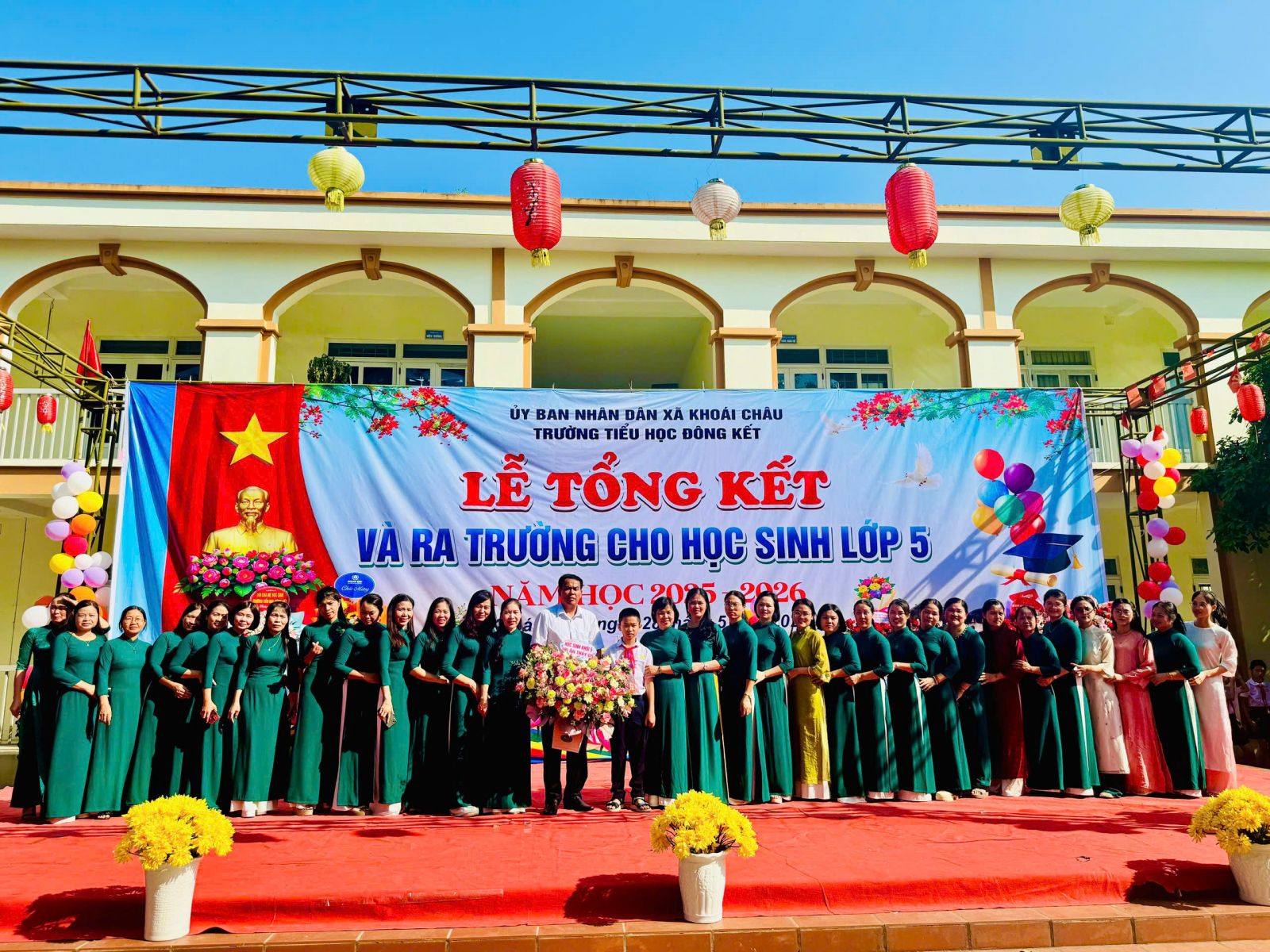 TRƯỜNG TIỂU HỌC ĐÔNG KẾT TỔ CHỨC LỄ TỔNG KẾT VÀ RA TRƯỜNG CHO HỌC SINH LỚP 5 NĂM HỌC 2025 – 2026