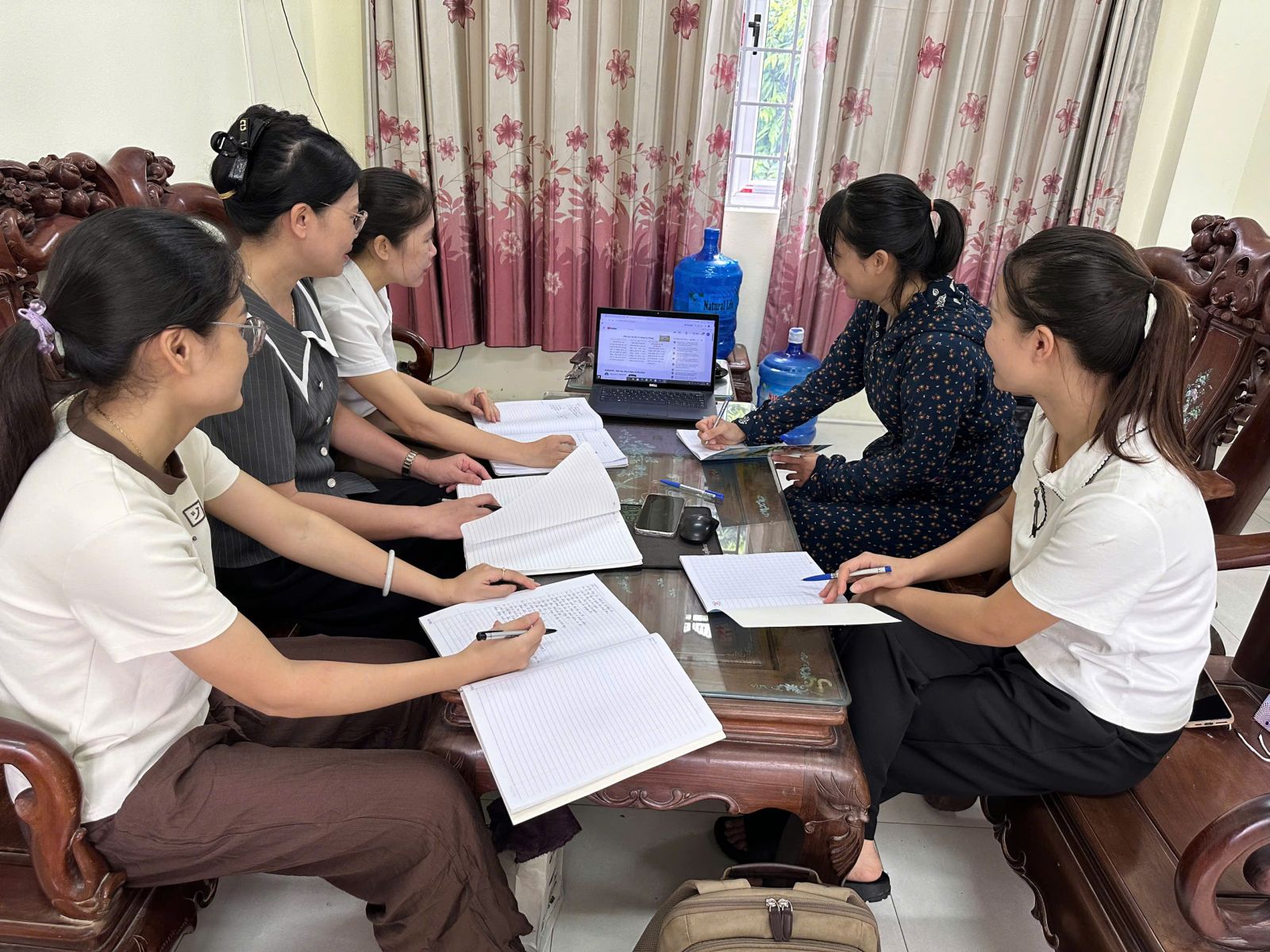 TRƯỜNG TH ĐÔNG KẾT THAM GIA TẬP HUẤN, BỒI DƯỠNG GIÁO VIÊN SỬ DỤNG SÁCH GIÁO KHOA MÔN ĐẠO ĐỨC LỚP 5 THEO BỘ SÁCH GIÁO KHOA THỐNG NHẤT TOÀN QUỐC